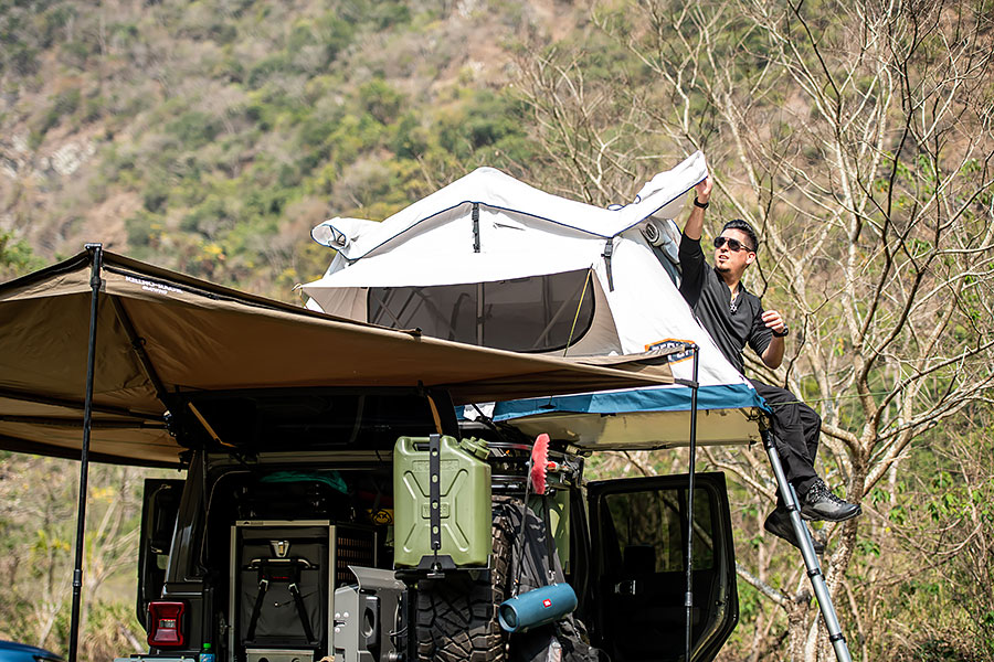 有人喜歡在家煮飯，有人喜歡鋪著墊子在草皮上野餐，也有人樂於開著深入荒野埋鍋造飯，奇怪嗎？一點也不……。