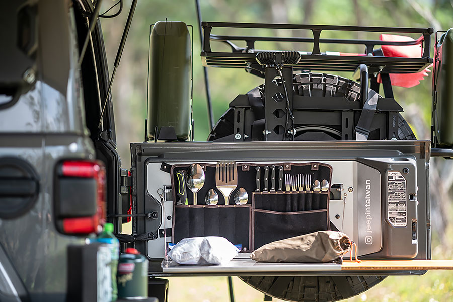 有人喜歡在家煮飯，有人喜歡鋪著墊子在草皮上野餐，也有人樂於開著深入荒野埋鍋造飯，奇怪嗎？一點也不……。