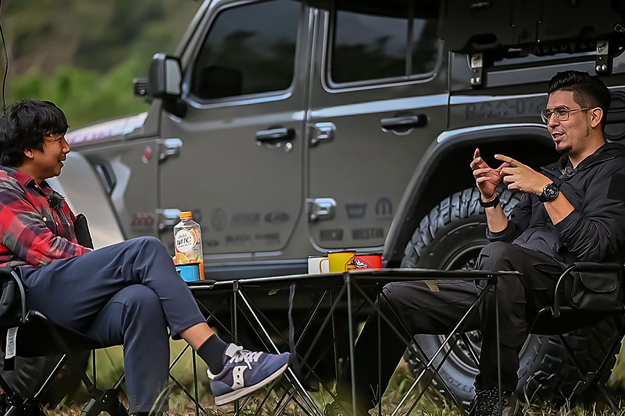 有人喜歡在家煮飯，有人喜歡鋪著墊子在草皮上野餐，也有人樂於開著深入荒野埋鍋造飯，奇怪嗎？一點也不……。