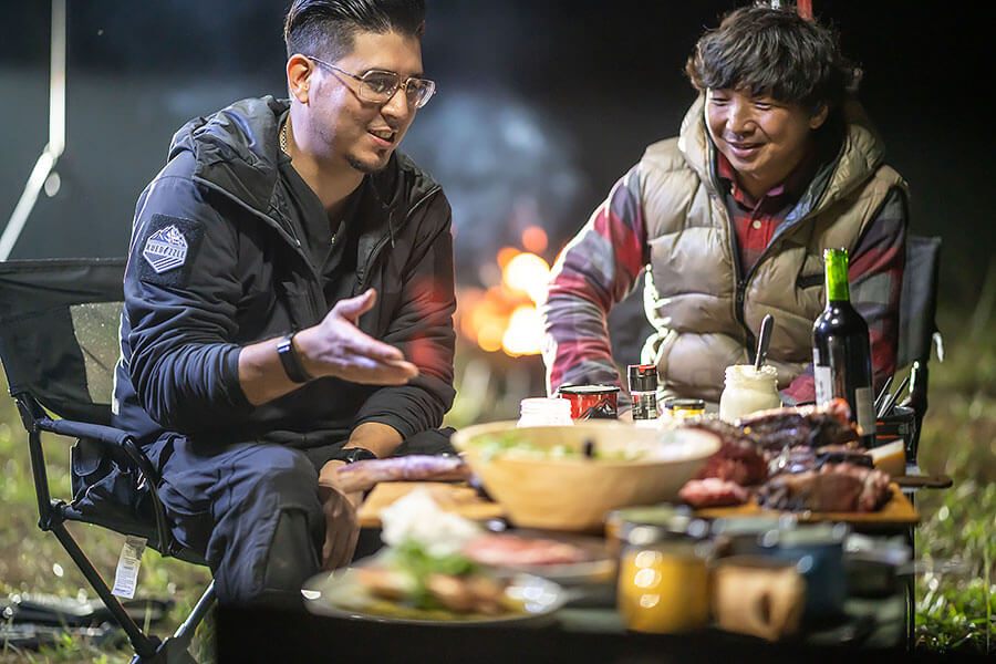 有人喜歡在家煮飯，有人喜歡鋪著墊子在草皮上野餐，也有人樂於開著深入荒野埋鍋造飯，奇怪嗎？一點也不……。