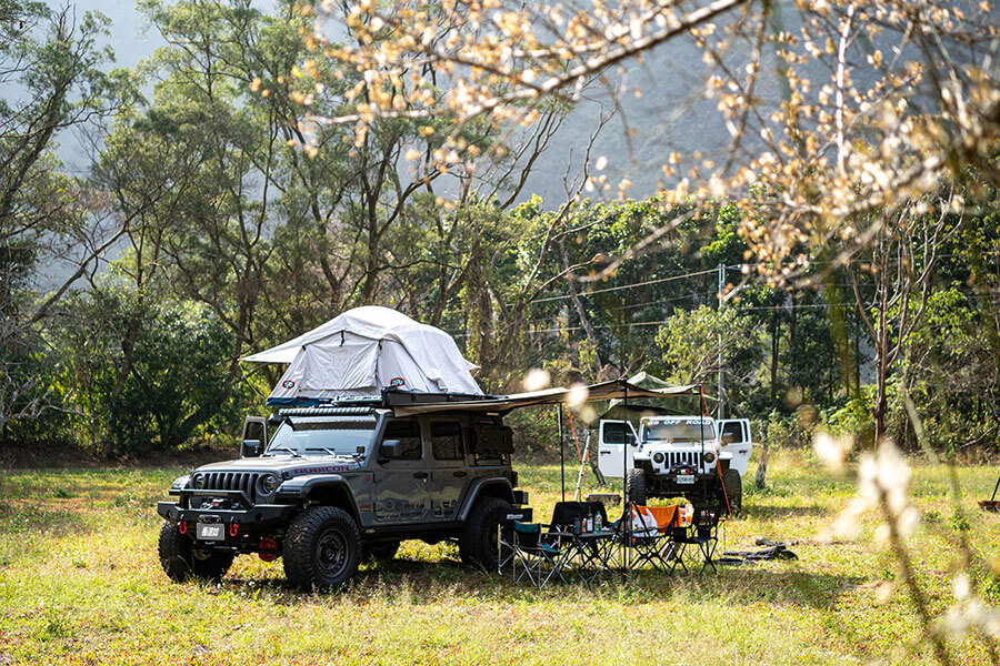 有人喜歡在家煮飯，有人喜歡鋪著墊子在草皮上野餐，也有人樂於開著深入荒野埋鍋造飯，奇怪嗎？一點也不……。