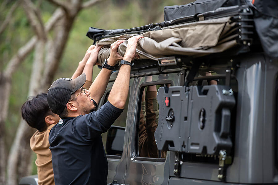 有人喜歡在家煮飯，有人喜歡鋪著墊子在草皮上野餐，也有人樂於開著深入荒野埋鍋造飯，奇怪嗎？一點也不……。