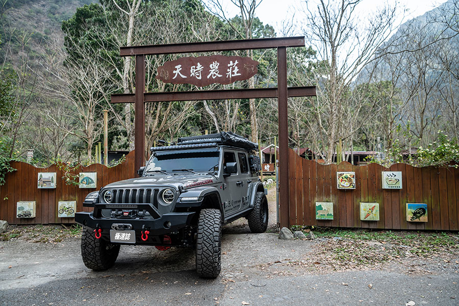 有人喜歡在家煮飯，有人喜歡鋪著墊子在草皮上野餐，也有人樂於開著深入荒野埋鍋造飯，奇怪嗎？一點也不……。