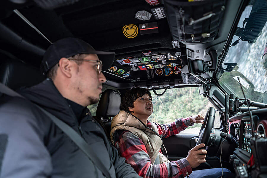 有人喜歡在家煮飯，有人喜歡鋪著墊子在草皮上野餐，也有人樂於開著深入荒野埋鍋造飯，奇怪嗎？一點也不……。