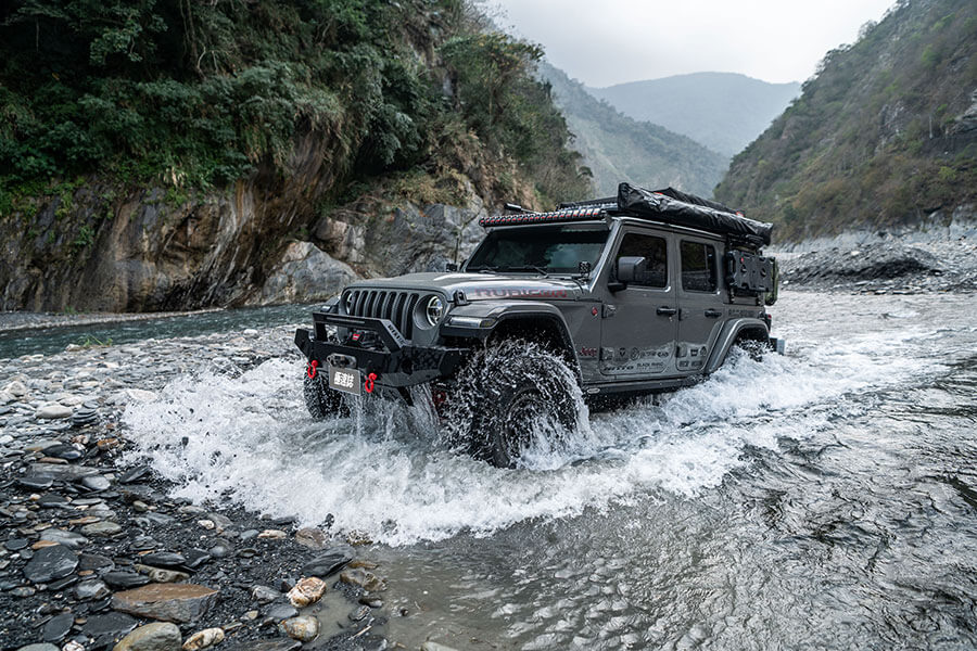有人喜歡在家煮飯，有人喜歡鋪著墊子在草皮上野餐，也有人樂於開著深入荒野埋鍋造飯，奇怪嗎？一點也不……。