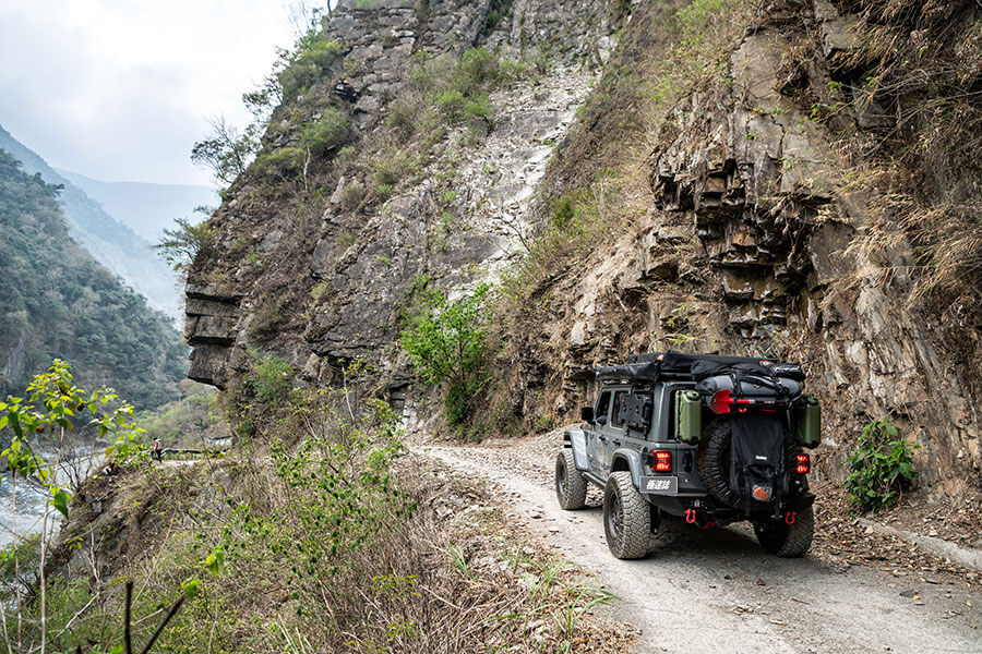 有人喜歡在家煮飯，有人喜歡鋪著墊子在草皮上野餐，也有人樂於開著深入荒野埋鍋造飯，奇怪嗎？一點也不……。