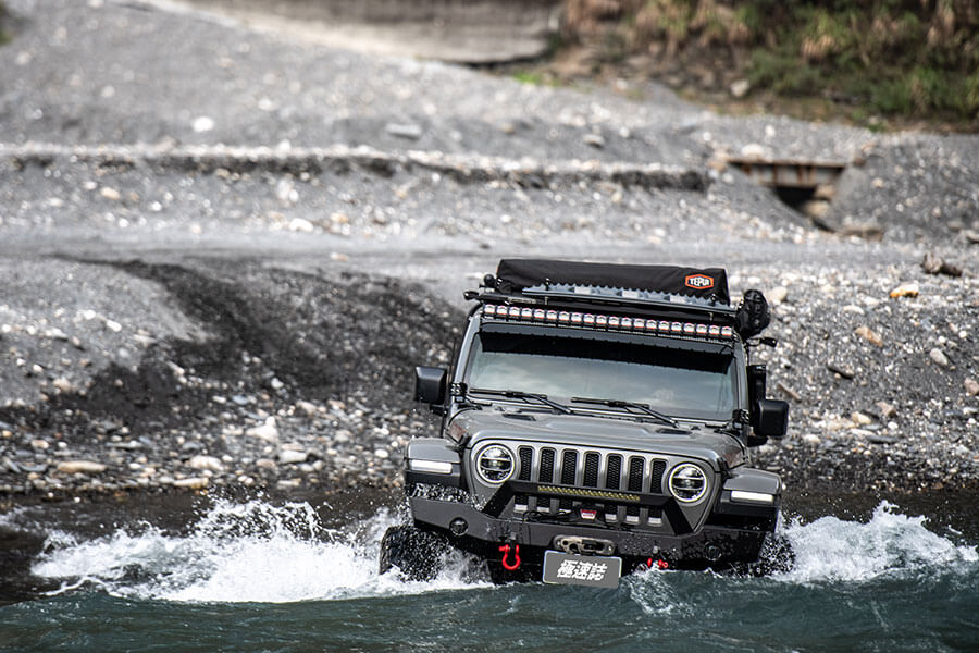 有人喜歡在家煮飯，有人喜歡鋪著墊子在草皮上野餐，也有人樂於開著深入荒野埋鍋造飯，奇怪嗎？一點也不……。