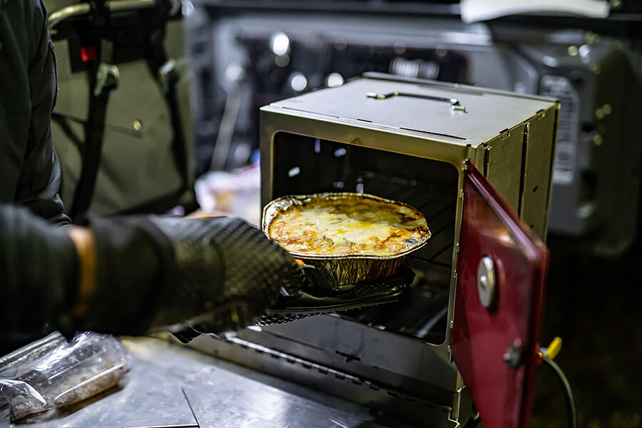 有人喜歡在家煮飯,有人喜歡鋪著墊子在草皮上野餐,也有人樂於開著深入荒野埋鍋造飯,奇怪嗎?一點也不……。