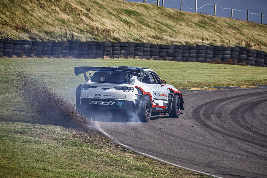 七個電動馬達傍身的1,400hp純種快馬,再加1,000kg下壓力和飄移身手?這樣的SUV方合我輩法眼嗎?