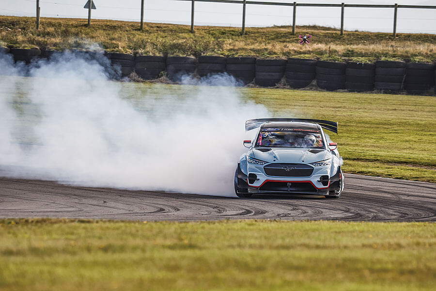 七個電動馬達傍身的1,400hp純種快馬,再加1,000kg下壓力和飄移身手?這樣的SUV方合我輩法眼嗎?