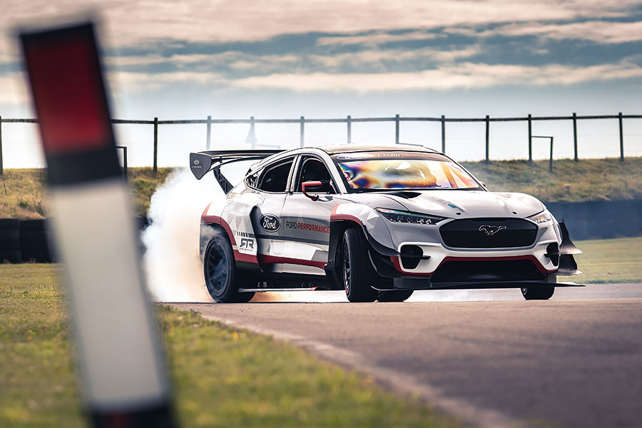 七個電動馬達傍身的1,400hp純種快馬,再加1,000kg下壓力和飄移身手?這樣的SUV方合我輩法眼嗎?