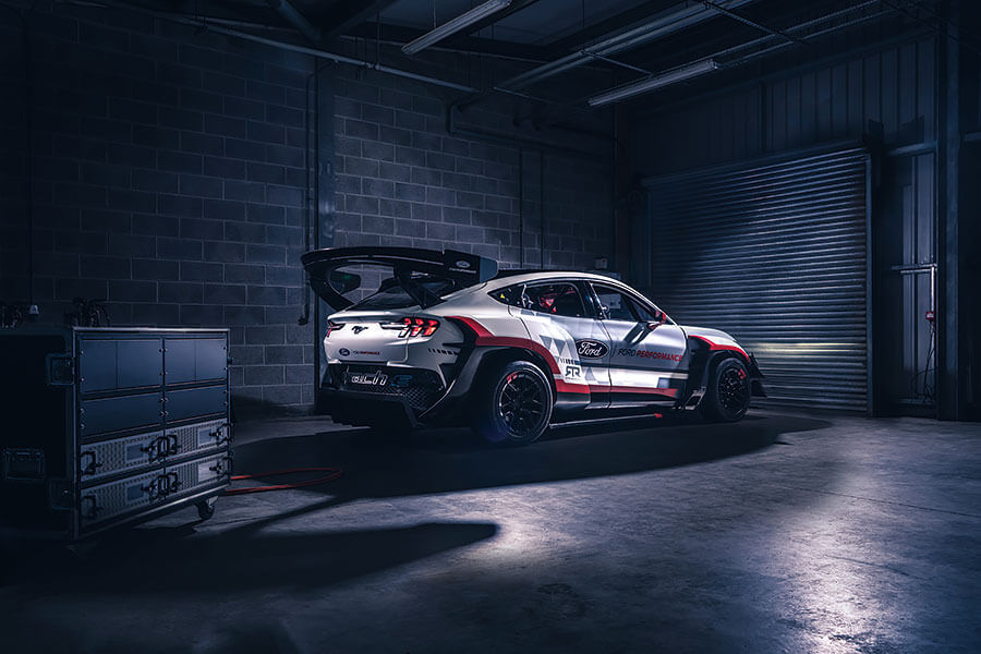 七個電動馬達傍身的1,400hp純種快馬,再加1,000kg下壓力和飄移身手?這樣的SUV方合我輩法眼嗎?