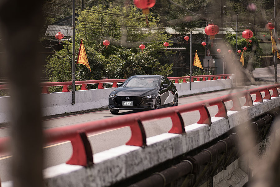 比起童話故事裡的白馬王子,現實世界裡的御鉄黑騎士更懂得如何擄獲人心。