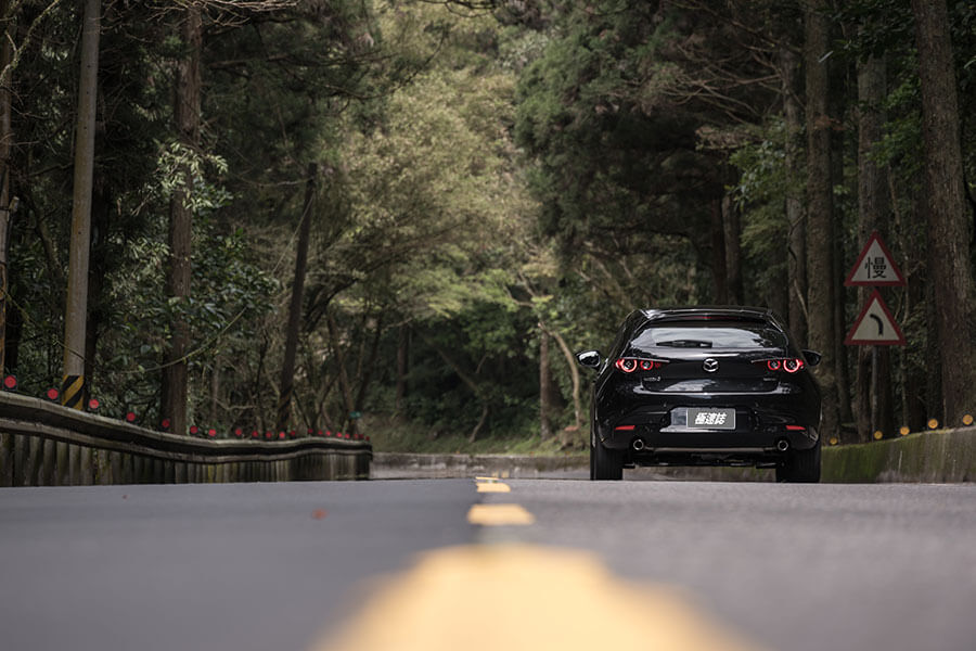 比起童話故事裡的白馬王子,現實世界裡的御鉄黑騎士更懂得如何擄獲人心。