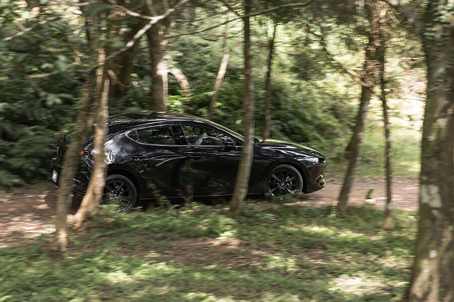 比起童話故事裡的白馬王子,現實世界裡的御鉄黑騎士更懂得如何擄獲人心。