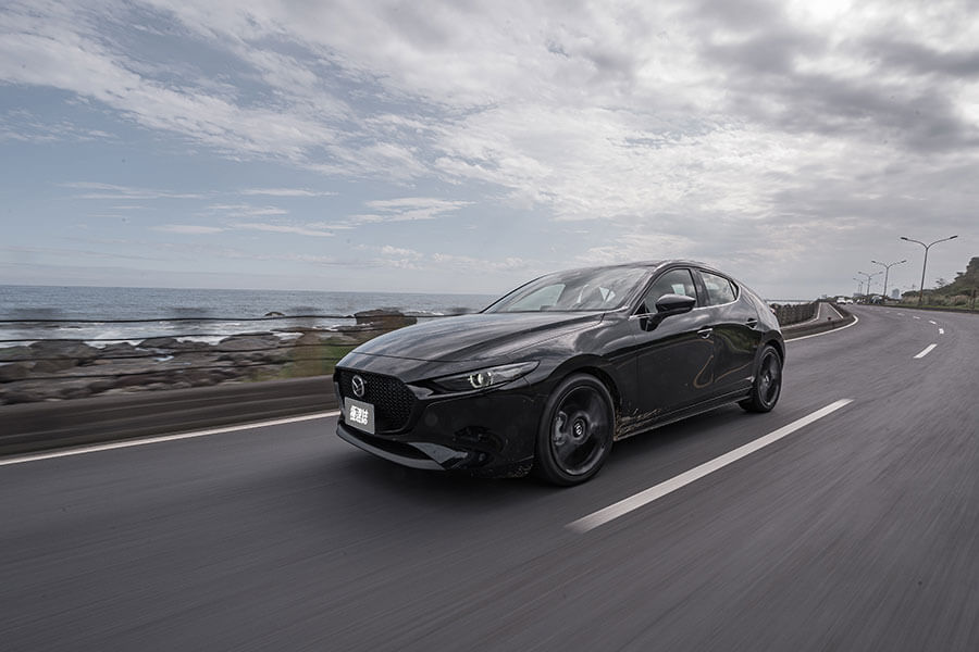 比起童話故事裡的白馬王子,現實世界裡的御鉄黑騎士更懂得如何擄獲人心。