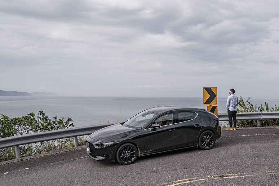 比起童話故事裡的白馬王子,現實世界裡的御鉄黑騎士更懂得如何擄獲人心。