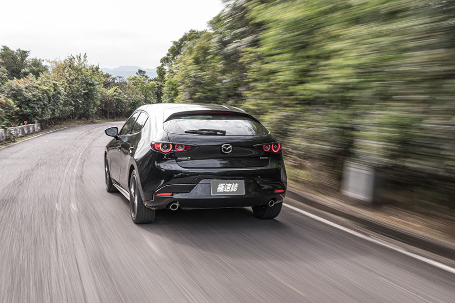 比起童話故事裡的白馬王子,現實世界裡的御鉄黑騎士更懂得如何擄獲人心。