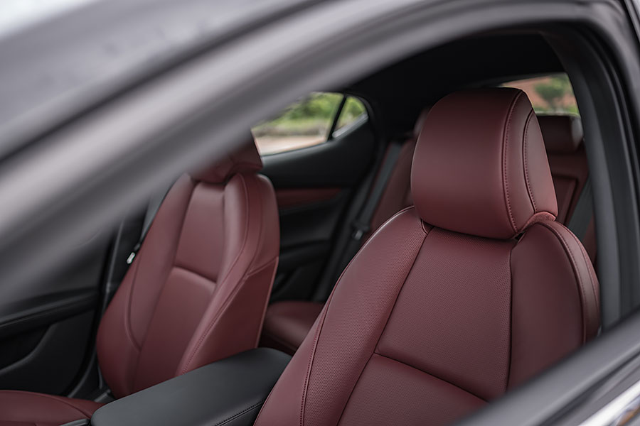 比起童話故事裡的白馬王子,現實世界裡的御鉄黑騎士更懂得如何擄獲人心。