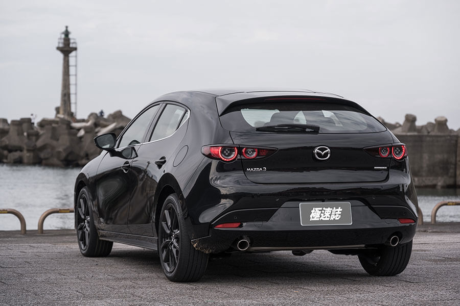 比起童話故事裡的白馬王子,現實世界裡的御鉄黑騎士更懂得如何擄獲人心。