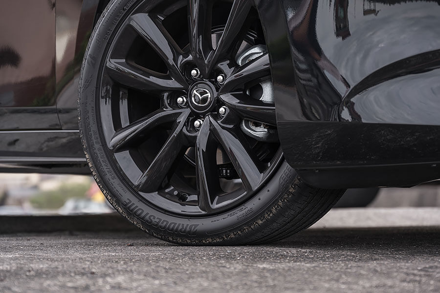 比起童話故事裡的白馬王子,現實世界裡的御鉄黑騎士更懂得如何擄獲人心。