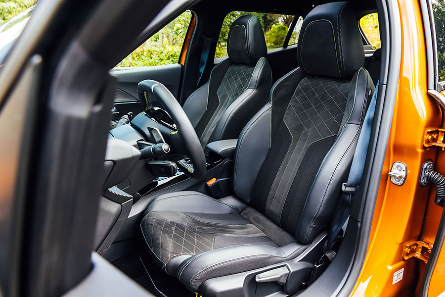 造出一等好車的寶獅2008,擁有亮麗外型及前衛科技使然,這更讓我輩更期待208那天的到來吶。