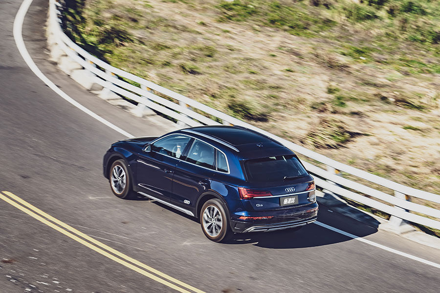 白淨氣質小生留上一圈絡腮鬍,史塔克風格那種。