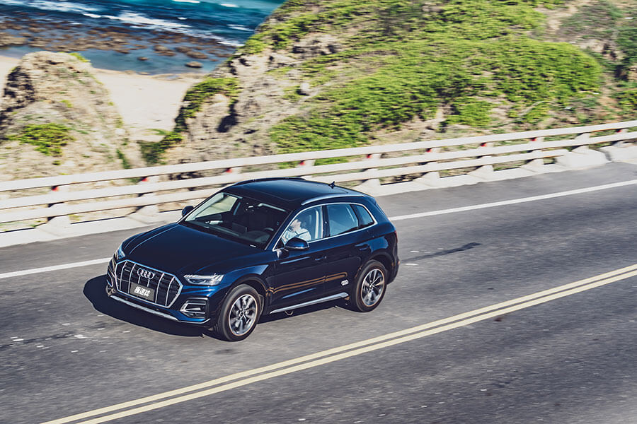 白淨氣質小生留上一圈絡腮鬍,史塔克風格那種。