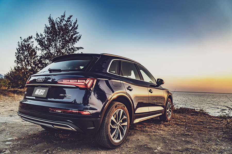 白淨氣質小生留上一圈絡腮鬍,史塔克風格那種。