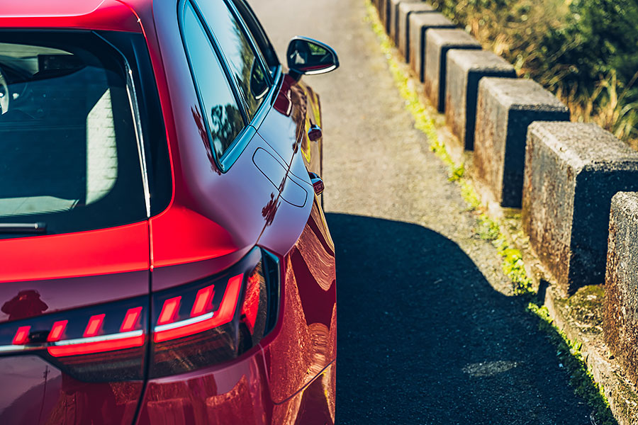 既穩又快,又可以滿載四人與三大咖行李箱,還有甚麼好挑的。