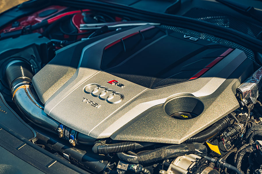 既穩又快,又可以滿載四人與三大咖行李箱,還有甚麼好挑的。