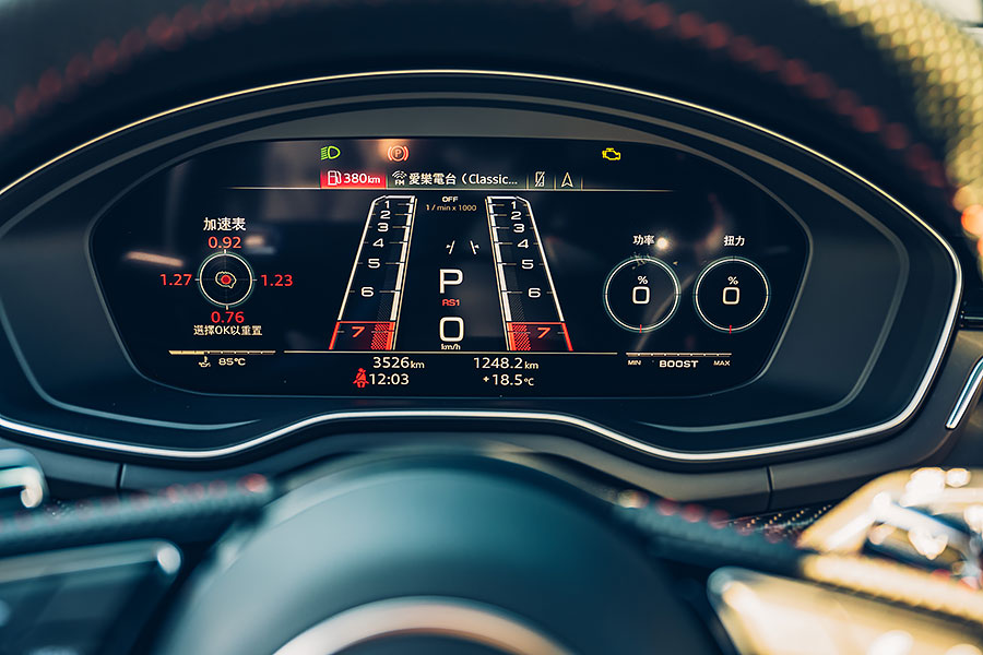 既穩又快,又可以滿載四人與三大咖行李箱,還有甚麼好挑的。