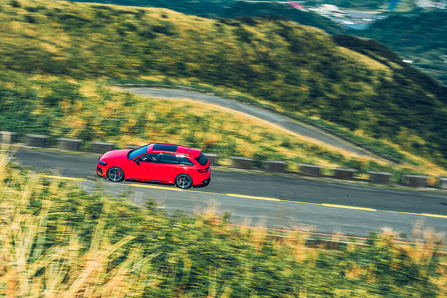 既穩又快,又可以滿載四人與三大咖行李箱,還有甚麼好挑的。