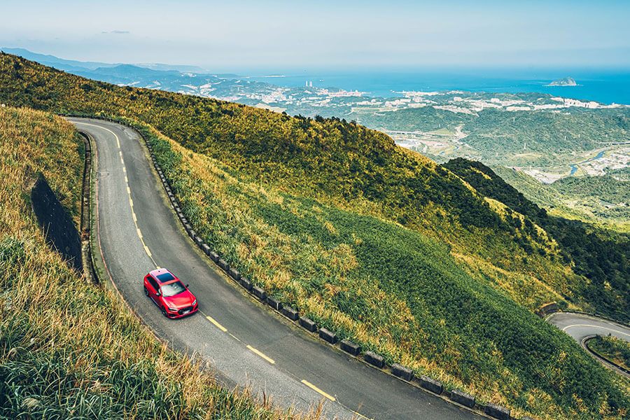 既穩又快,又可以滿載四人與三大咖行李箱,還有甚麼好挑的。