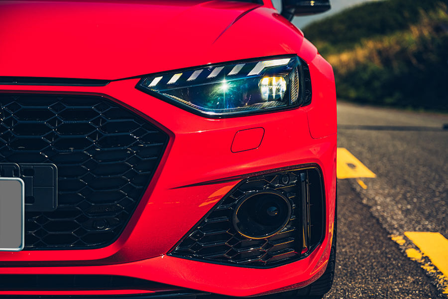 既穩又快,又可以滿載四人與三大咖行李箱,還有甚麼好挑的。