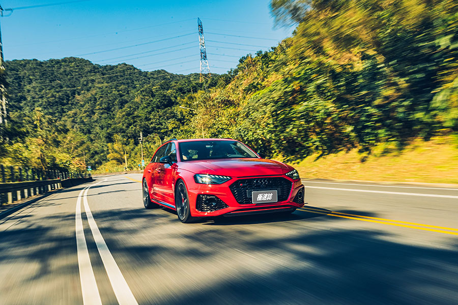 既穩又快,又可以滿載四人與三大咖行李箱,還有甚麼好挑的。