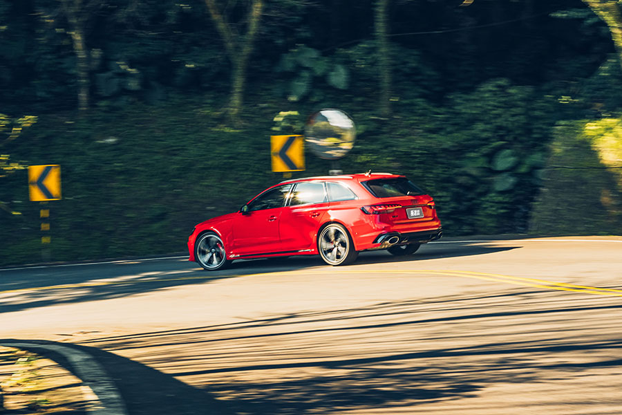 既穩又快,又可以滿載四人與三大咖行李箱,還有甚麼好挑的。