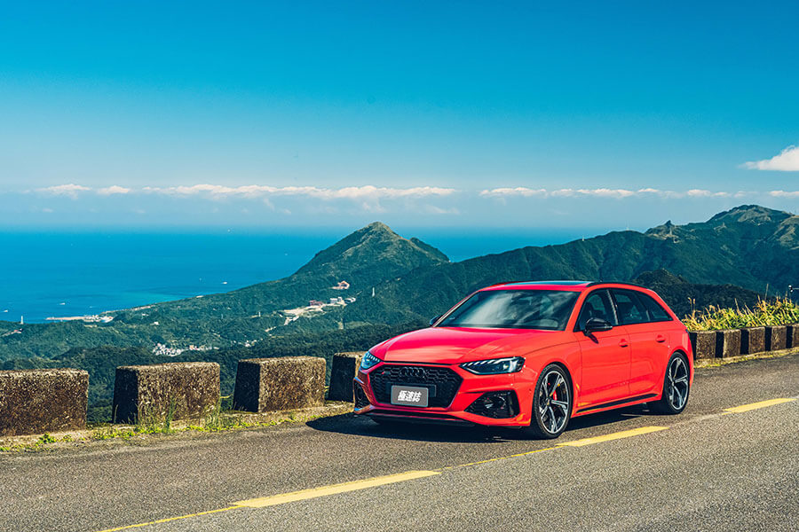 既穩又快,又可以滿載四人與三大咖行李箱,還有甚麼好挑的。