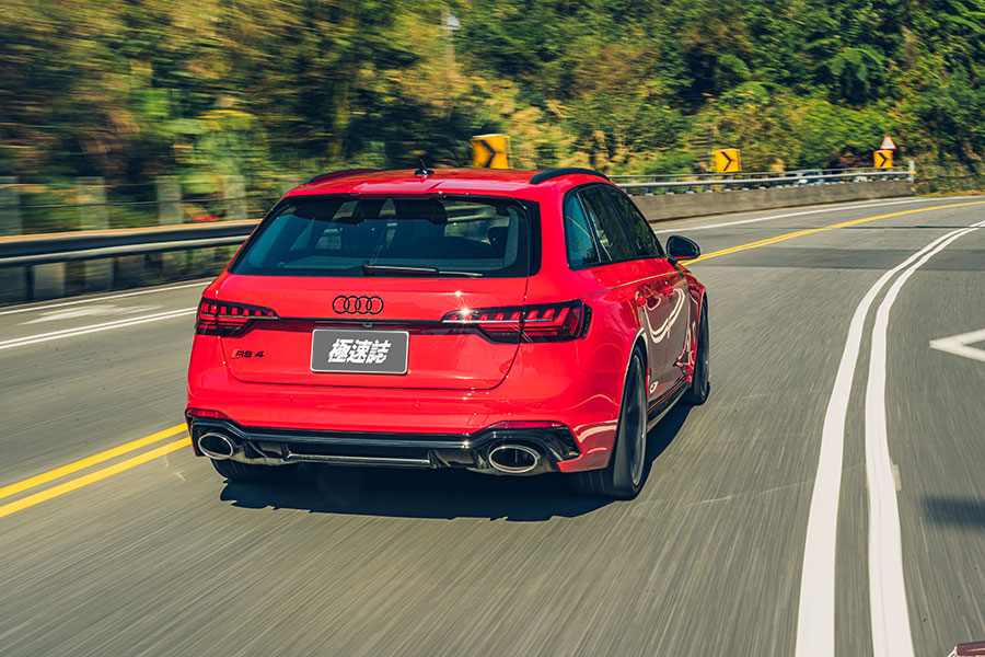 既穩又快,又可以滿載四人與三大咖行李箱,還有甚麼好挑的。