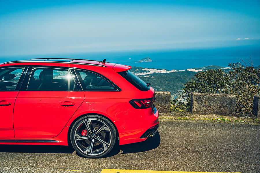 既穩又快,又可以滿載四人與三大咖行李箱,還有甚麼好挑的。