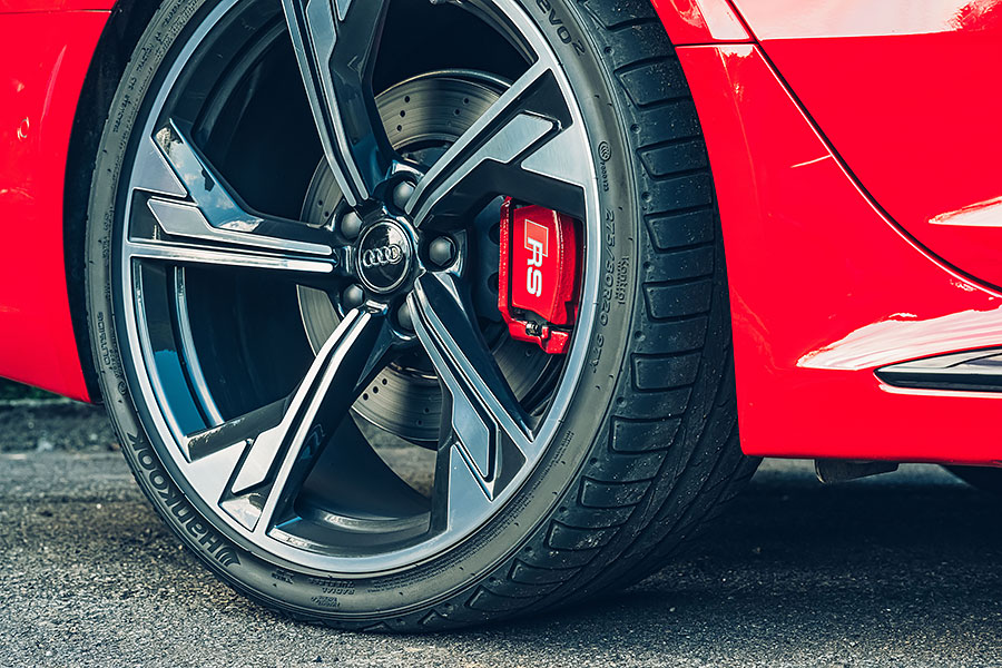 既穩又快,又可以滿載四人與三大咖行李箱,還有甚麼好挑的。