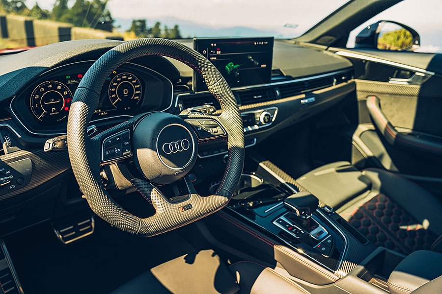 既穩又快,又可以滿載四人與三大咖行李箱,還有甚麼好挑的。