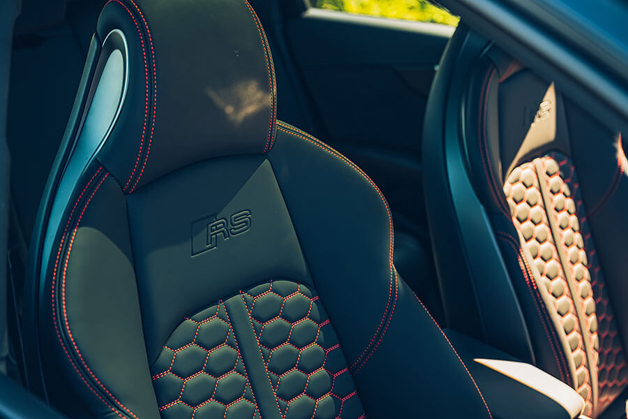 既穩又快,又可以滿載四人與三大咖行李箱,還有甚麼好挑的。