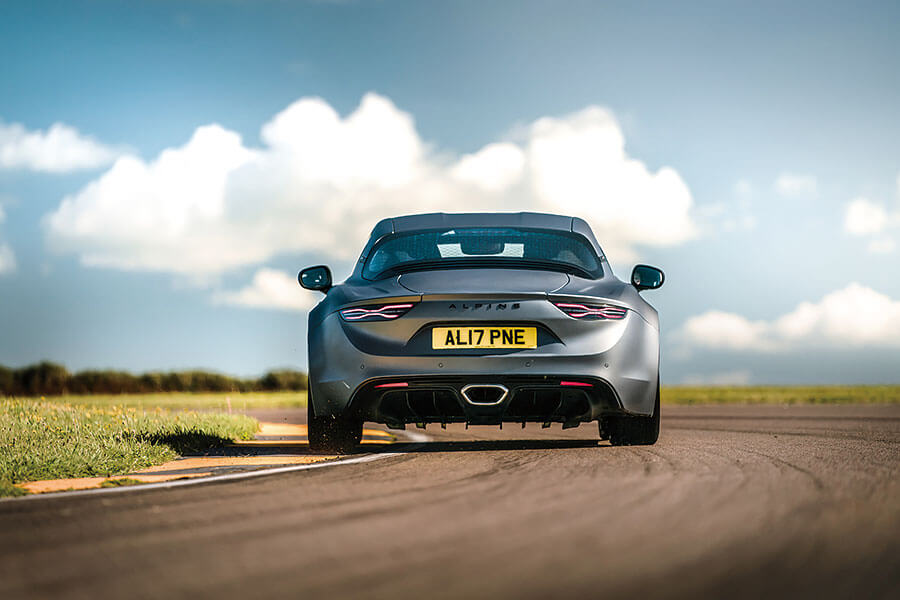 我輩最喜歡的兩款後驅轎跑現已削減重量增強動力,肯定勝似升天吧?