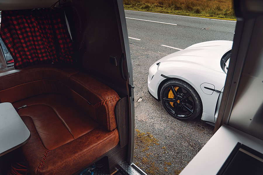 神行會由此路進……幸好我們唯一知道牌上文字如何發音的就是這個路牌。