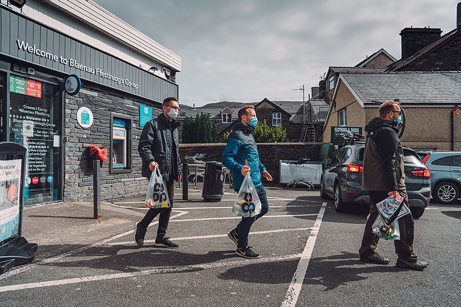 歡度節慶好高興,不過高興之前首先要把你自己和大小行李送抵節日會場。