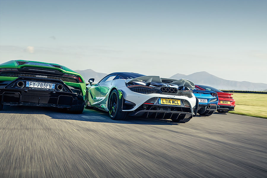 「要玩就玩大的,不然滾回家」,此乃百試不爽的慶節策略,在此同樣適用。不過這回合上場的都是獸性非同小可的大人物,切磋還是稍等雨勢暫止吧……