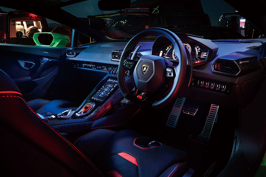 「要玩就玩大的,不然滾回家」,此乃百試不爽的慶節策略,在此同樣適用。不過這回合上場的都是獸性非同小可的大人物,切磋還是稍等雨勢暫止吧……