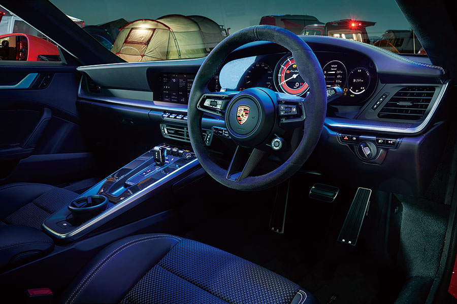 「要玩就玩大的,不然滾回家」,此乃百試不爽的慶節策略,在此同樣適用。不過這回合上場的都是獸性非同小可的大人物,切磋還是稍等雨勢暫止吧……