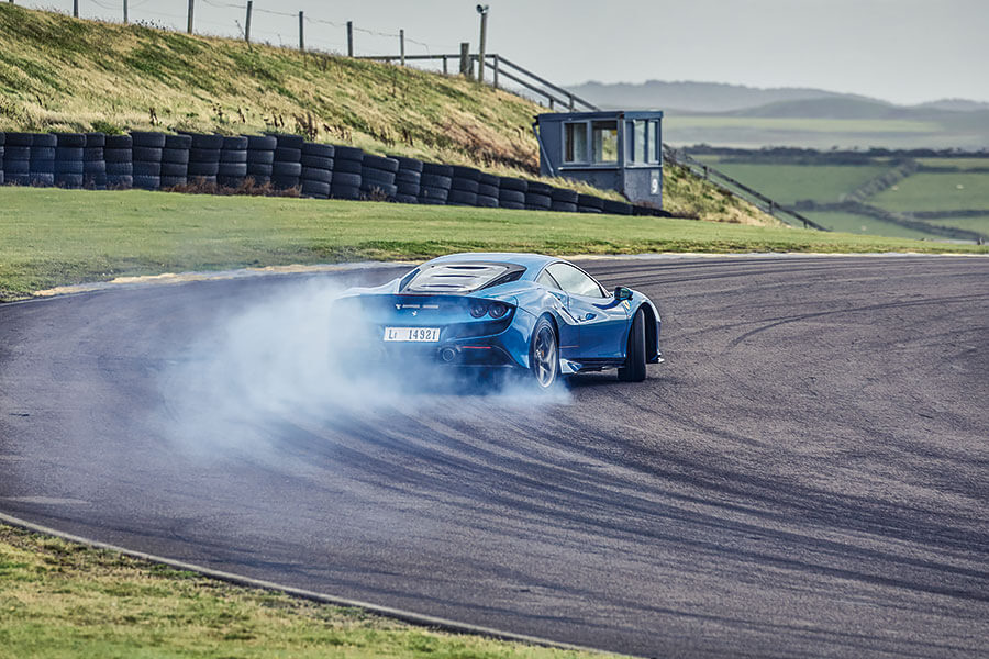 「要玩就玩大的,不然滾回家」,此乃百試不爽的慶節策略,在此同樣適用。不過這回合上場的都是獸性非同小可的大人物,切磋還是稍等雨勢暫止吧……